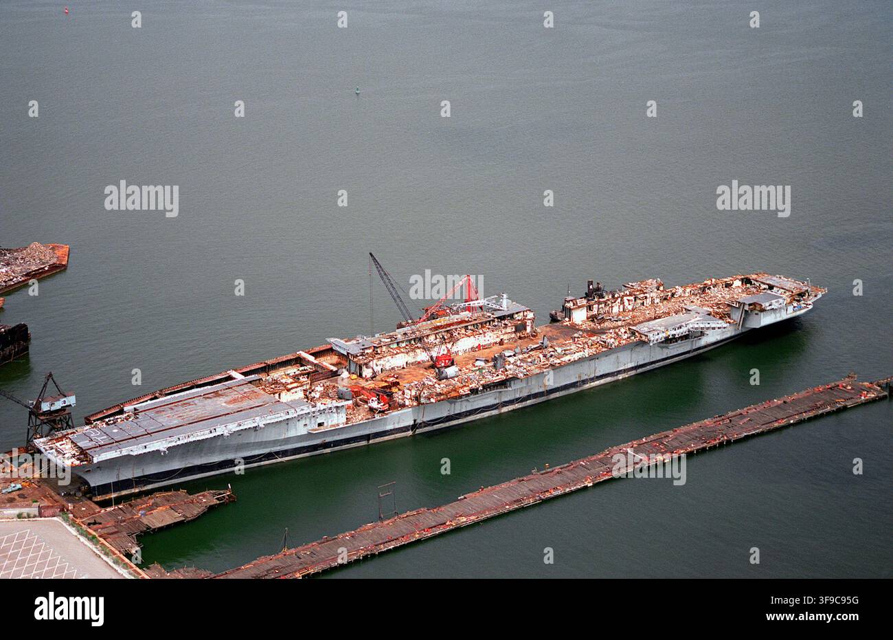 La portaerei USS Coral Sea viene smantellata a Baltimora, Maryland Foto Stock