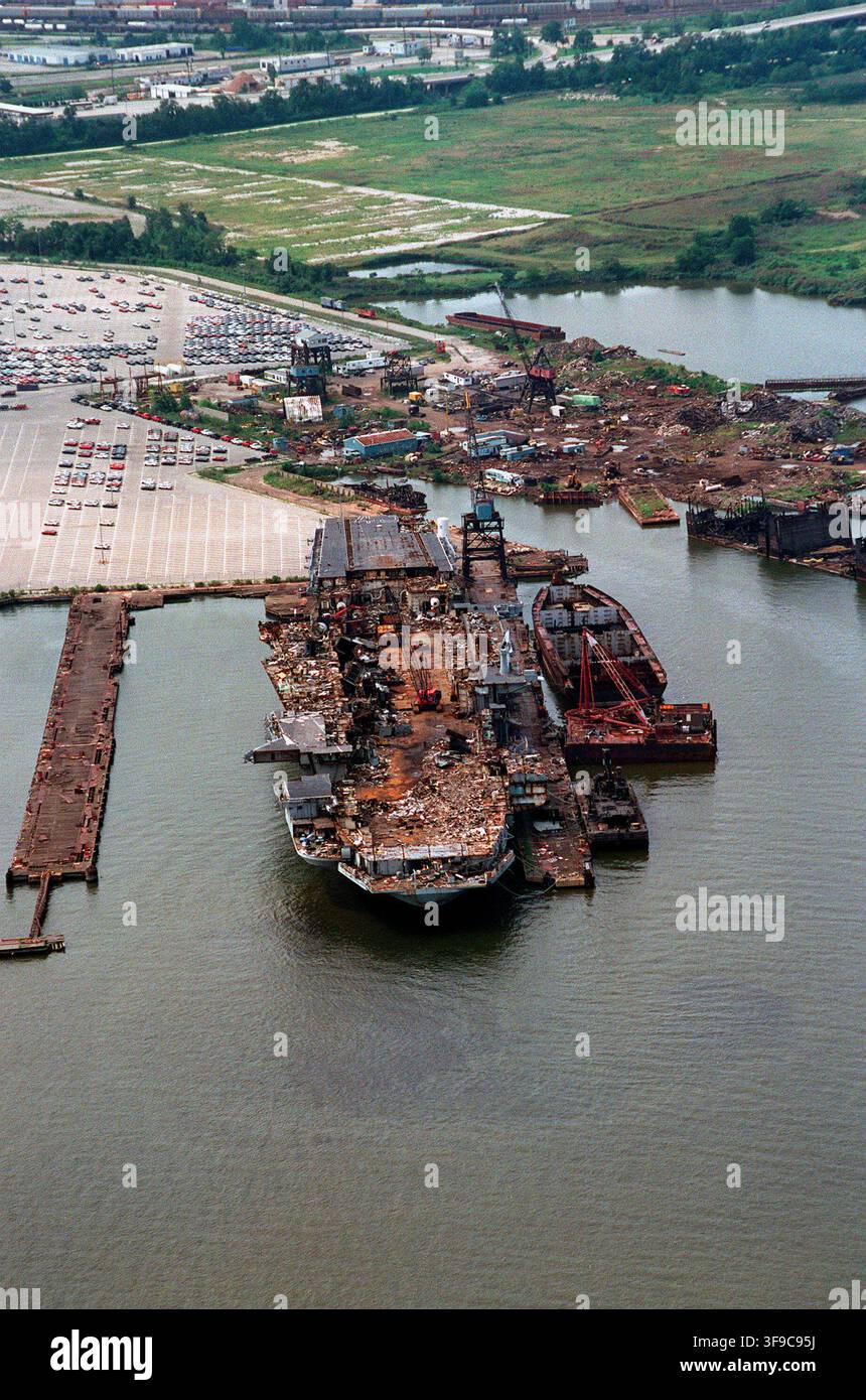 Portaerei USS Coral Sea in fase di smantellamento a Baltimora, Maryland Foto Stock