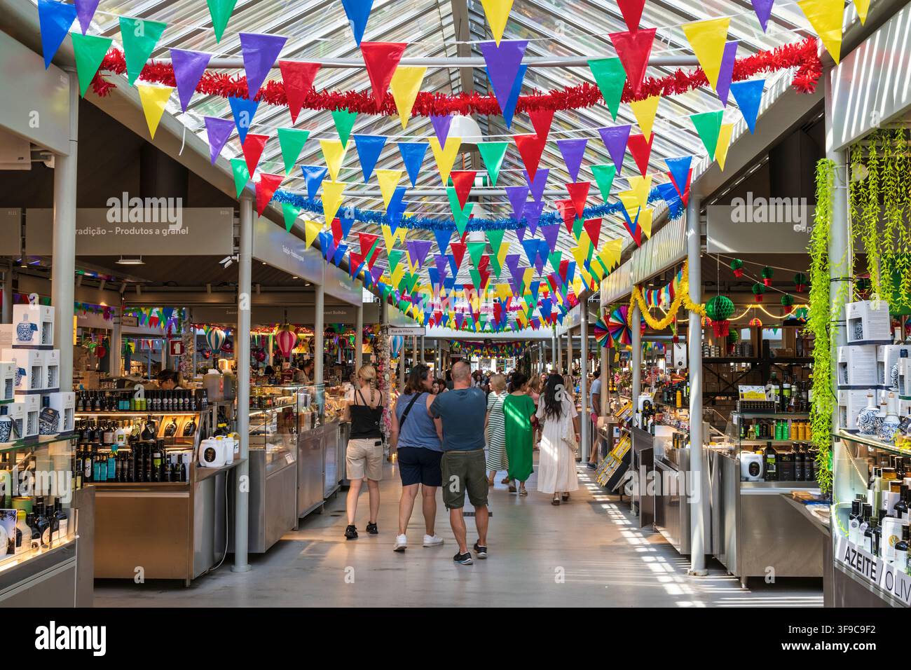 Vista generale delle bancarelle del mercato di Bolhão (Mercado do Bolhão) nel distretto di Bolhão di Porto in Portogallo, Europa sud-occidentale Foto Stock