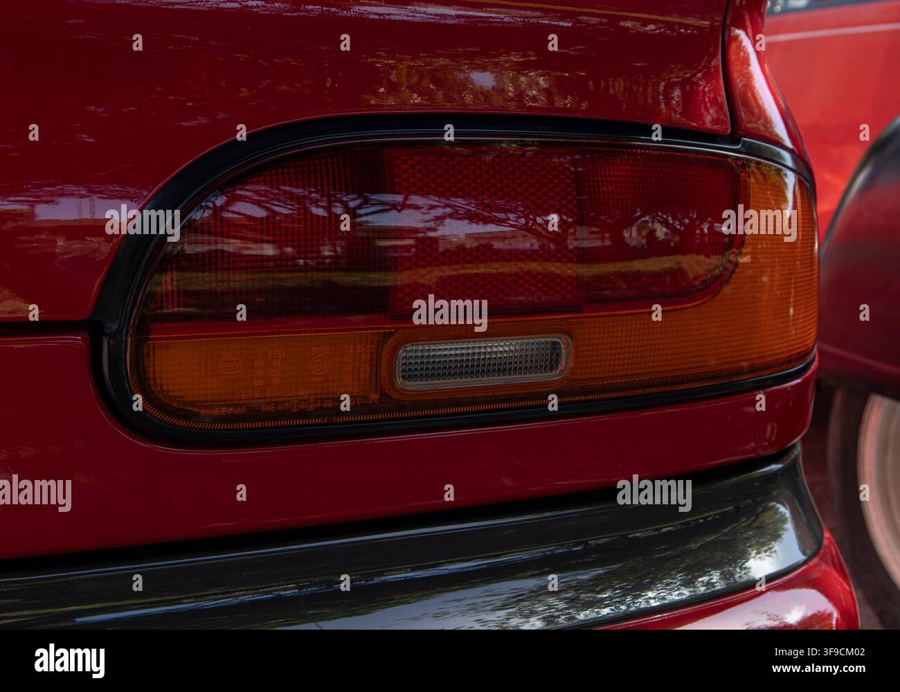 Tavernes Blanques, Spagna – 14 giugno 2026. L'immagine mostra una vista dettagliata dell'assieme del fanale posteriore e della linea liscia della carrozzeria di un'auto Nissan rossa. Questa sc Foto Stock