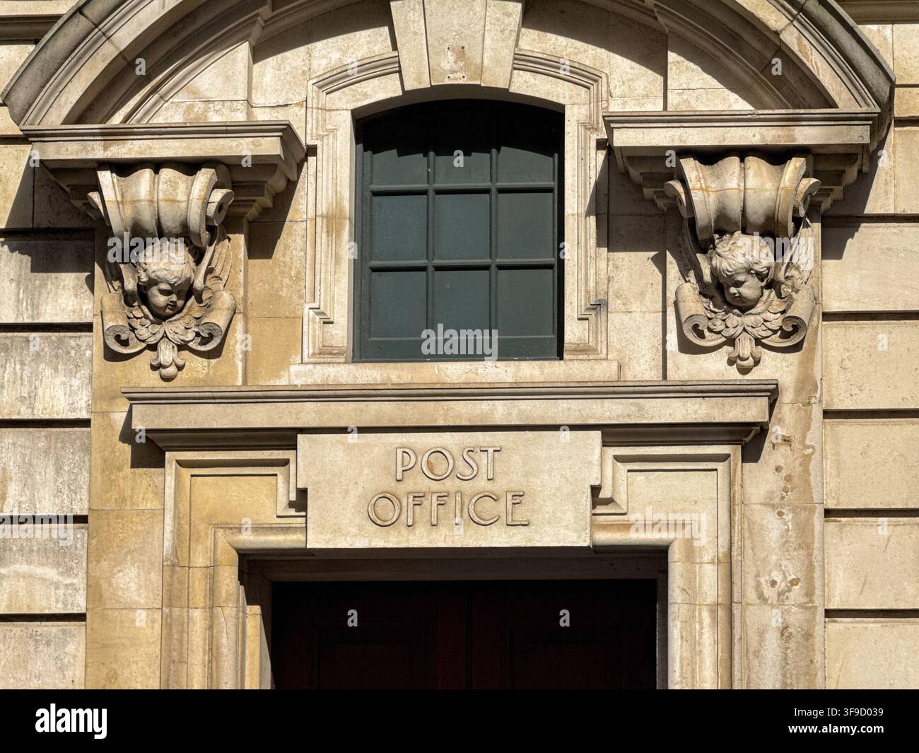 Torquay, Devon, Inghilterra, Regno Unito - 23 aprile 2025: Insegna sopra l'ingresso dell'ex edificio delle poste a Torquay. Foto Stock