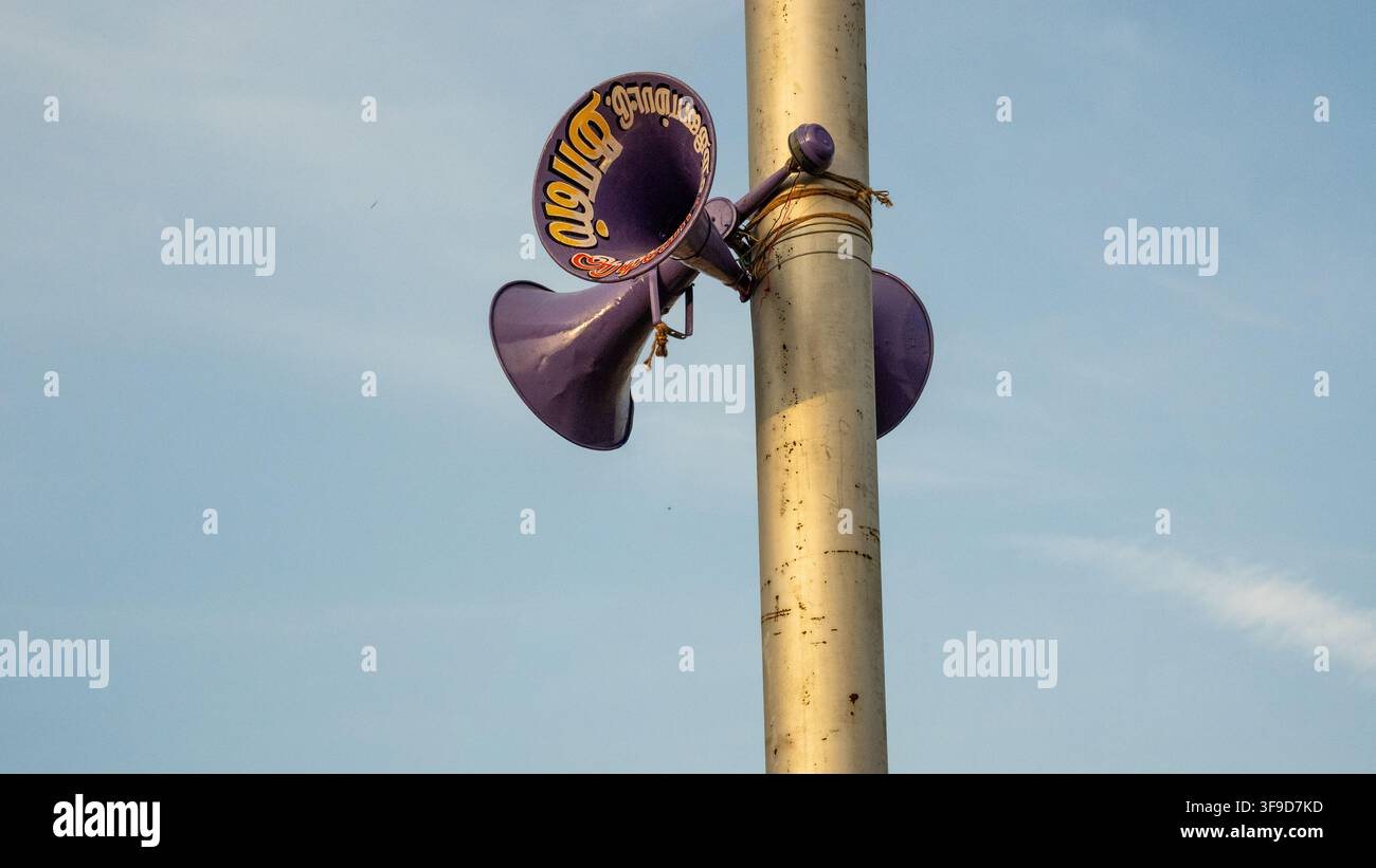 Chennai, India - 14 agosto 2026: Un altoparlante per annunci pubblici legato a un palo per le comunicazioni durante un festival Foto Stock