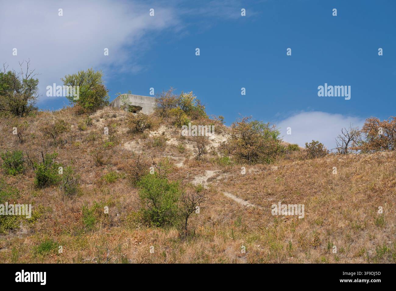 Cresta di collina con bunker di fanteria leggera ceca della pre-seconda guerra mondiale con la designazione "Mikulov/39/A 110-135" in una ex cava sulla collina di Turold. Giorno d’estate asciutto. Foto Stock