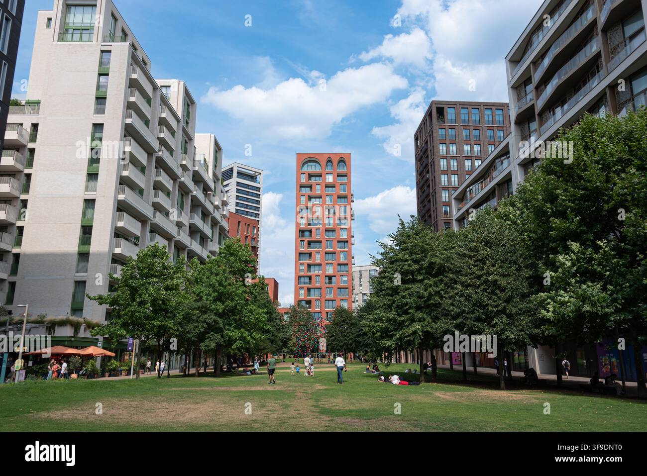 Nuovi appartamenti contemporanei in altezza a Kings Cross, Lewis Cubitt Park, Londra, Regno Unito Foto Stock