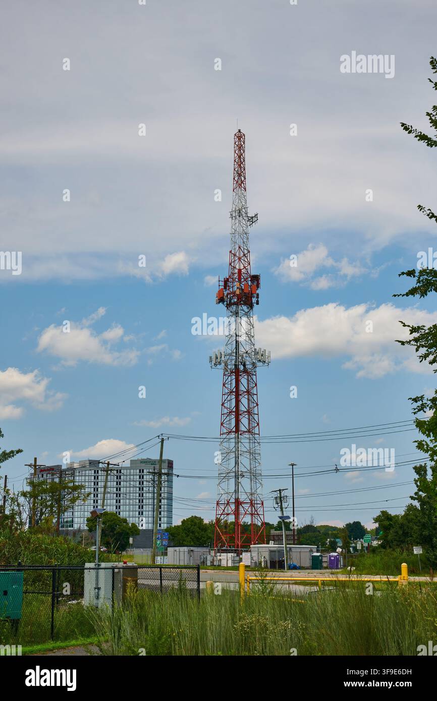 Torre cellulare nel Overpeck Bergen County Park a Leonia, NJ, USA. Il parco è esteso su 805 acri con 5 miglia di sentieri escursionistici, oltre a campi sportivi e aree giochi Foto Stock