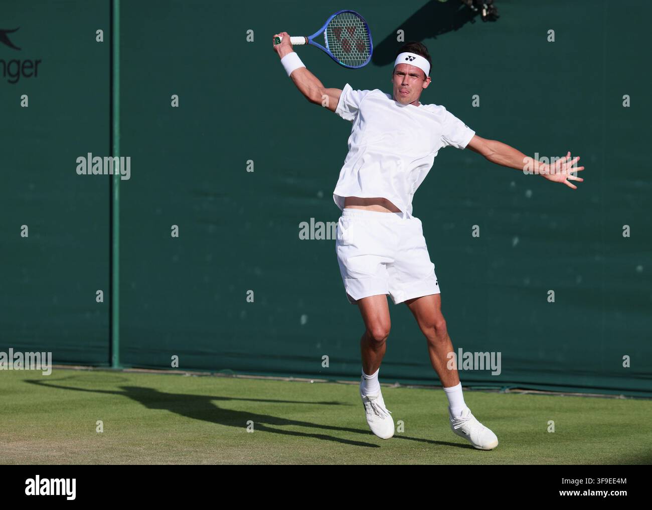 Tennista tedesco Daniel Altmaier in azione a Wimbledon, Londra, Gran Bretagna. Foto Stock