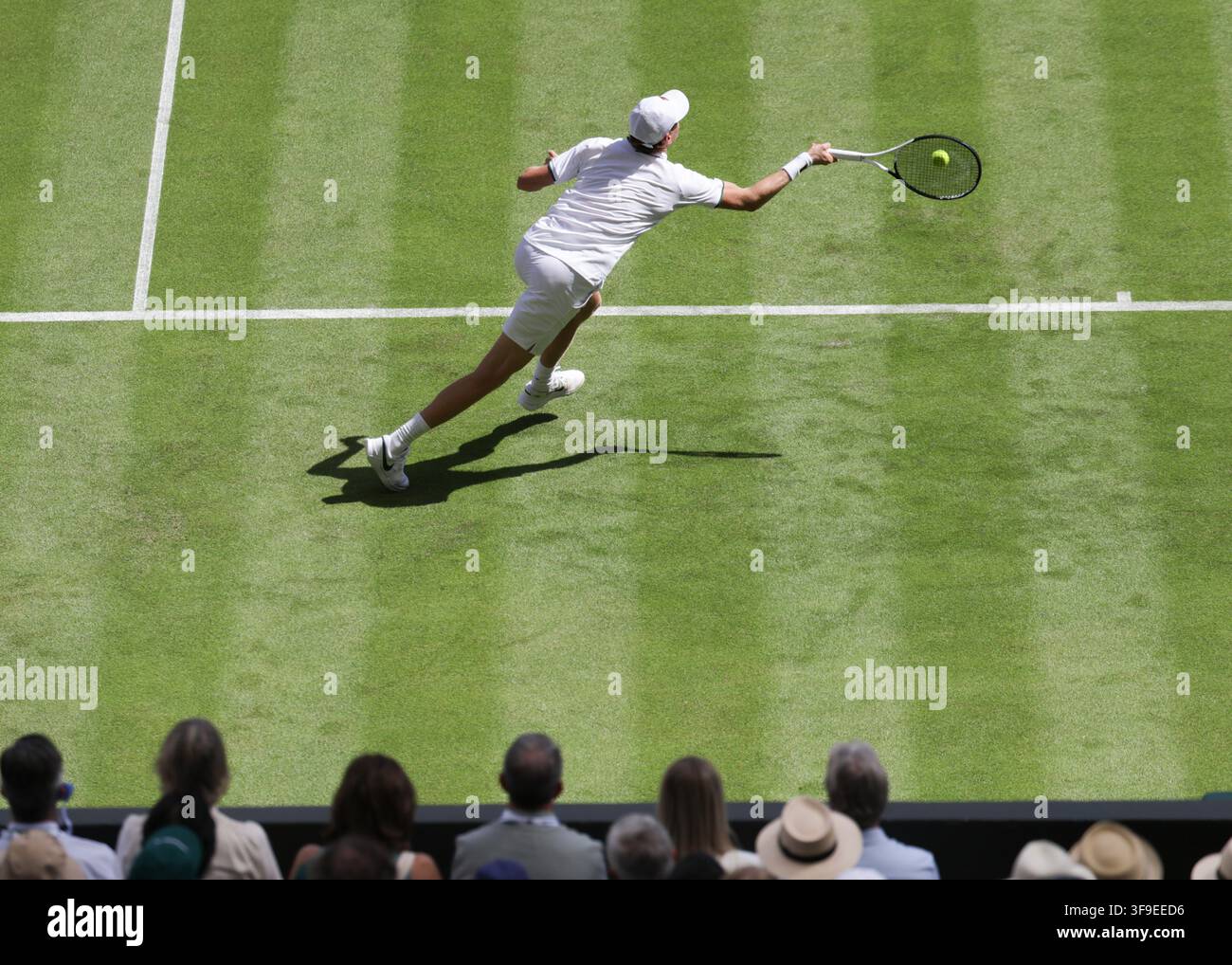Giocatore di tennis italiano Jannik Sinner in azione a Wimbledon, Londra, Regno Unito. Foto Stock