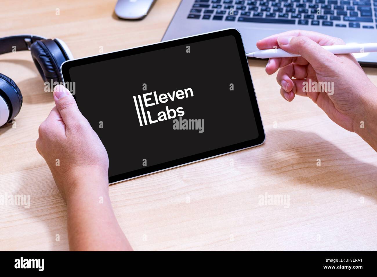 Logo dell'app Eleven Labs AI sullo schermo di un Apple iPad. Foto Stock