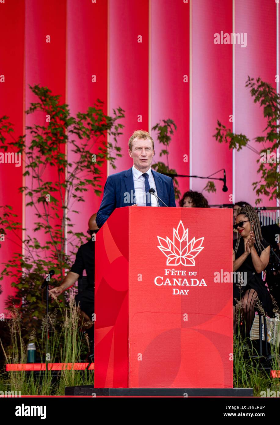 Il ministro per l'Identità e la Cultura canadese, Marc Miller, si rivolge alla folla dal palco durante la cerimonia delle dodici della scena principale del Canada Day. Foto Stock