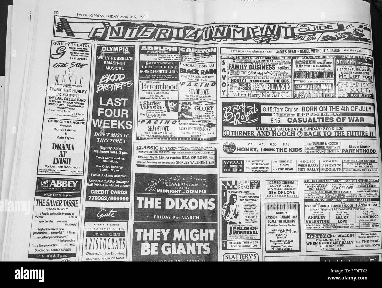 Pagina di giornale d'archivio dell'Evening Press datata venerdì 9 marzo 1990, che mostra la guida agli spettacoli e ai cinema di Dublino. La stampa vintage dettagliata presenta elenchi e pubblicità per luoghi storici irlandesi tra cui l'Olympia Theatre, il Gaiety Theatre, il Gate Theatre e il Savoy. Le voci degne di nota includono Blood Brothers, Born on the 4th of July, My Left Foot e Dead Poets Society, documentando la cultura popolare irlandese del 1990, la storia teatrale e cinematografica e le arti della vita notturna di Dublino. Foto Stock