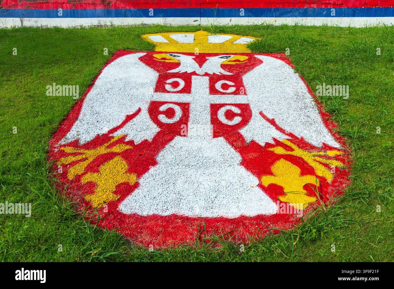Lo stemma minore della Serbia dipinto sull'erba a Belgrado, Serbia Foto Stock