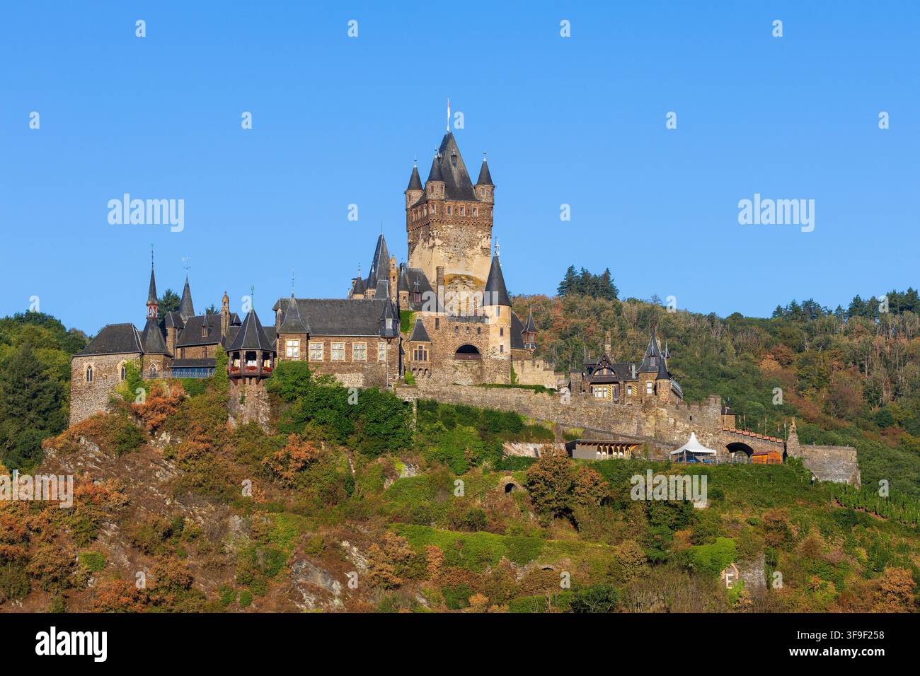 Il castello fiabesco di Cochem lungo il fiume Mosella a Cochem (Renania-Palatinato), Germania Foto Stock