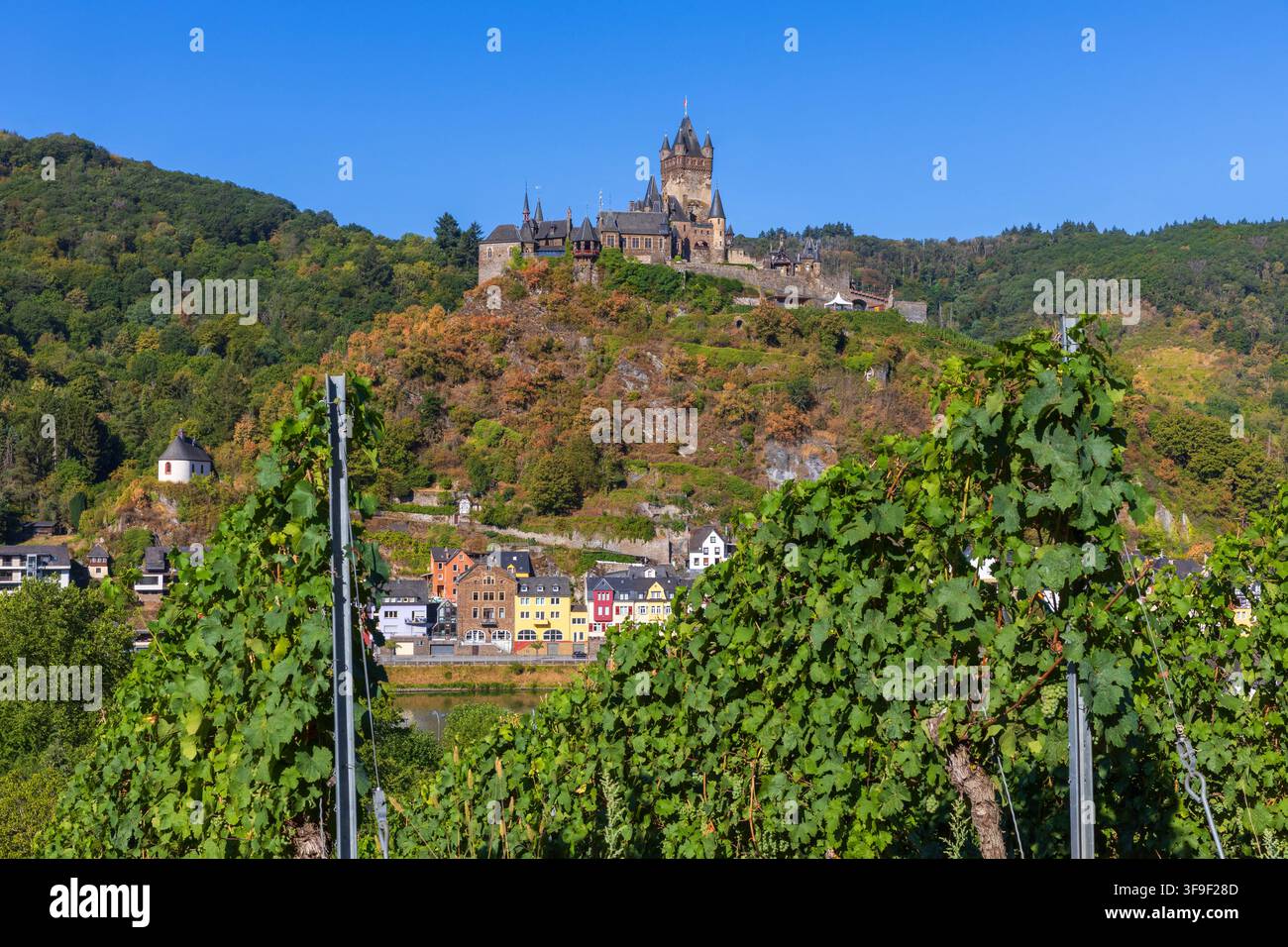Il castello fiabesco di Cochem lungo il fiume Mosella a Cochem (Renania-Palatinato), Germania Foto Stock