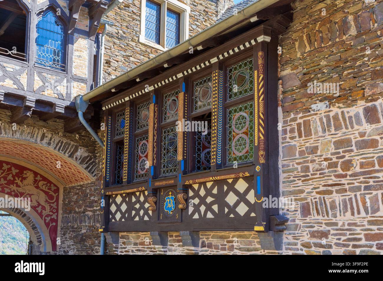 Primo piano delle finestre del castello di Cochem del XIX secolo a Cochem, Germania Foto Stock