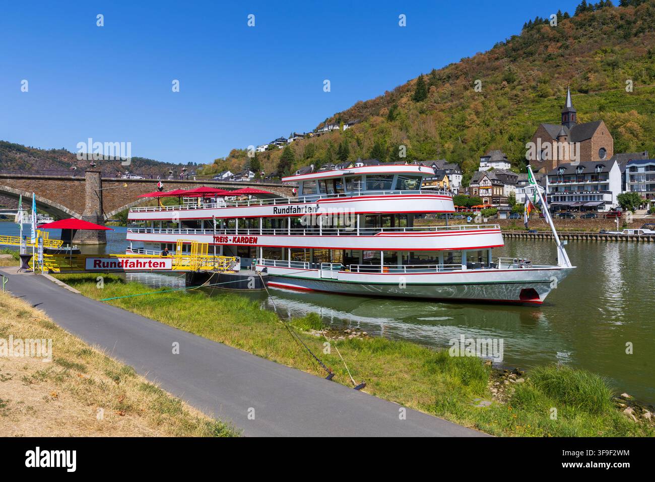 La crociera turistica di un'ora/nave passeggeri interna di Treis-Karden ormeggiata lungo il fiume Mosella a Cochem, Germania Foto Stock