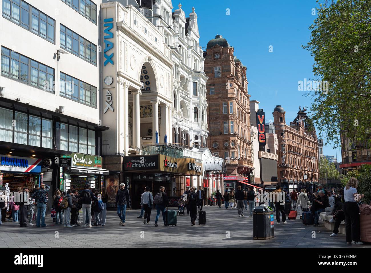 Vista di Leicester Square con turisti, Londra, Regno Unito Foto Stock