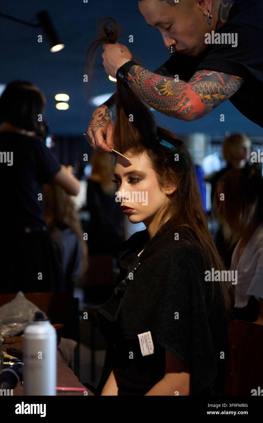Berlino, Germania, 5 luglio 2026. Una modella si fa sistemare i capelli dietro le quinte prima della sfilata SELVA HUYGENS SS27 durante BFW 26. Foto Stock