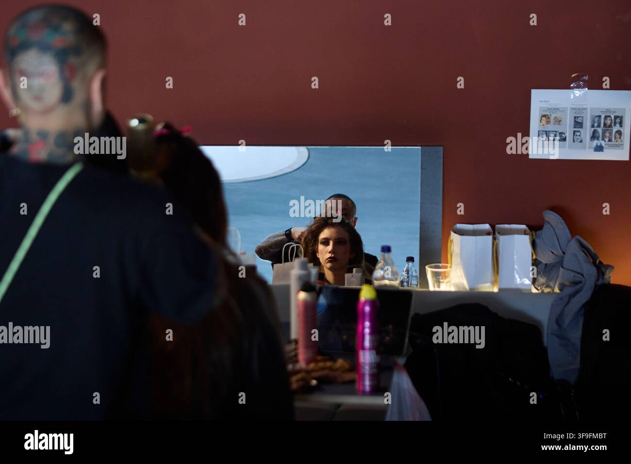 Berlino, Germania, 5 luglio 2026. Una modella si fa acconciare i capelli dietro le quinte prima della sfilata SELVA HUYGENS SS27 durante BFW 26. Foto Stock