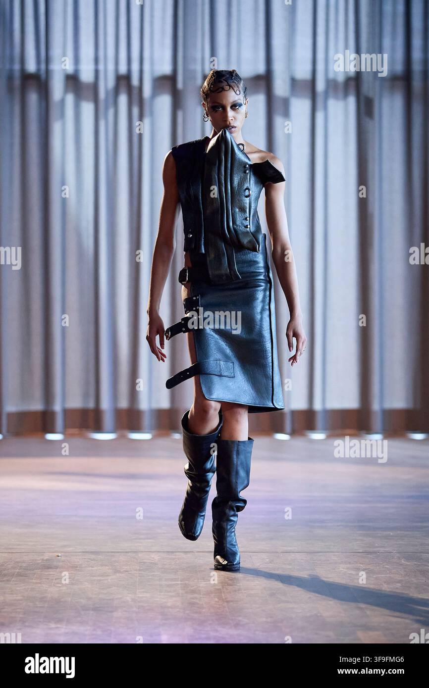 Berlino, Germania, 5 luglio 2026. La modella Jazz Ameinah si esercita sulla passerella in un abito di pelle nera di SELVA HUYGENS per SS27 durante BFW 26. Foto Stock