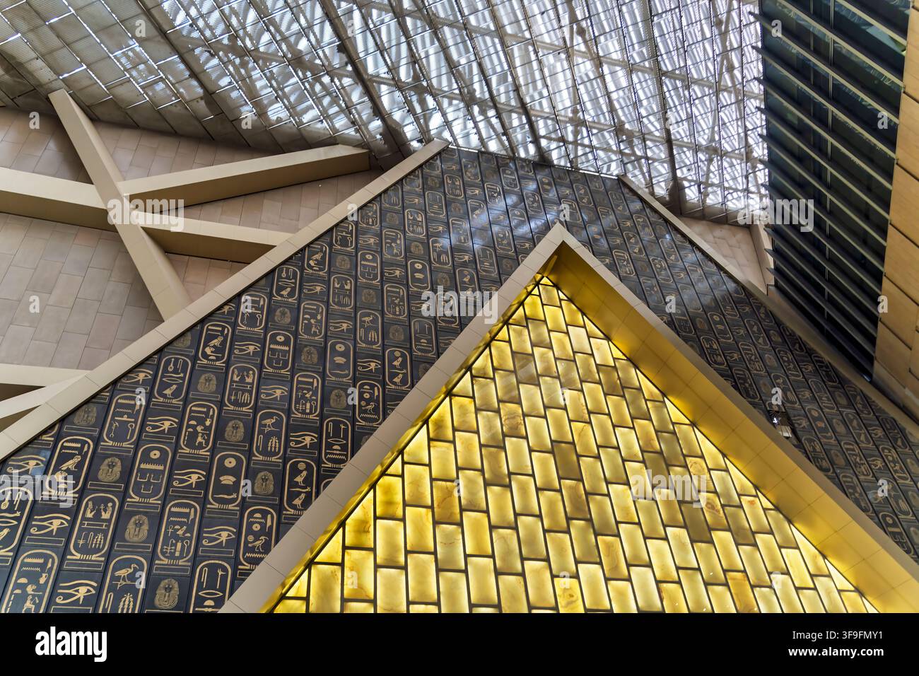 Il design elaborato dell'opera d'arte piramidale e delle geroglifici all'interno dell'ingresso del Grande Museo Egiziano al Cairo. Foto Stock