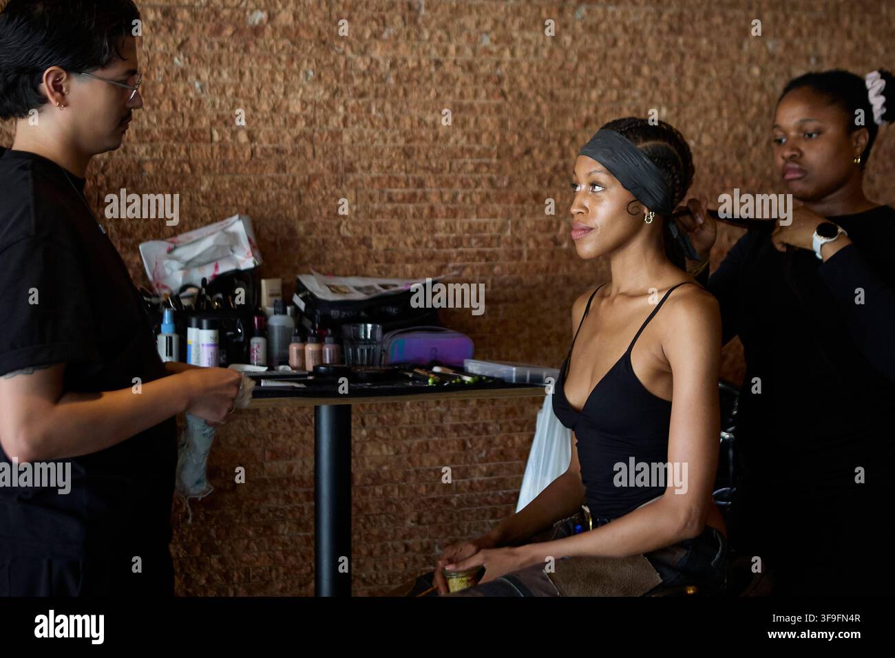 erlin, Germania, 5 lug, 2026. La modella Jazz Ameinah si prepara nel backstage prima della sfilata SELVA HUYGENS SS27 durante BFW 26. Foto Stock