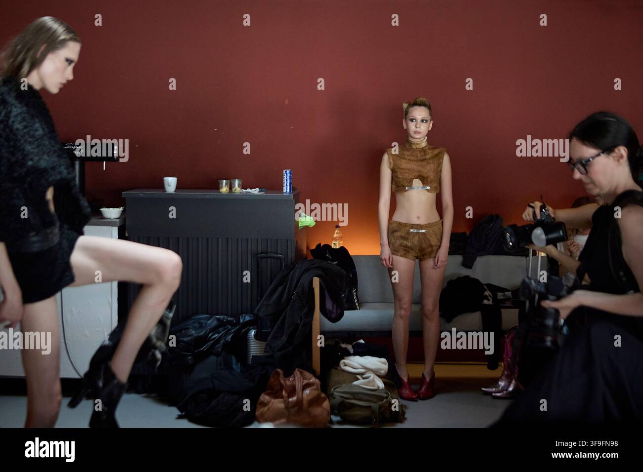 Berlino, Germania, 5 luglio 2026. Modelli attendono e posano dietro le quinte durante la preparazione della sfilata SELVA HUYGENS SS27 al BFW 26. Foto Stock