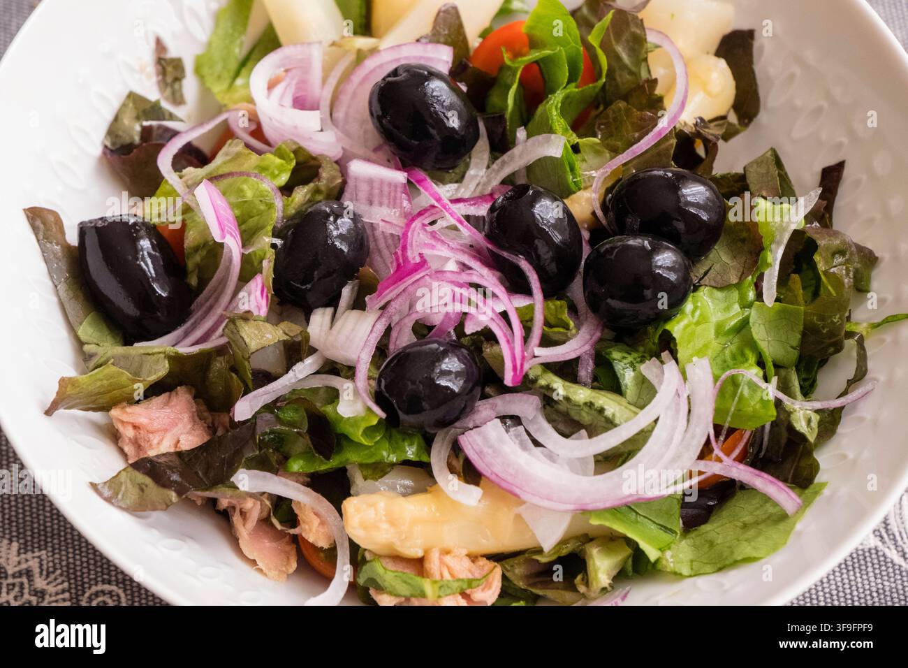 Insalata con olive nere e asparagi Foto Stock
