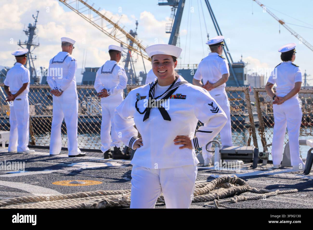 Boatswain’s Mate di 2a classe Ella Murphy della U.S. Navy posa per una foto durante una cerimonia di manning-the-rails sul ponte di volo del cacciatorpediniere a missili guidati di classe Arleigh Burke USS Frank E. Petersen Jr. (DDG 121) il 1° dicembre 2025. Frank E. Petersen Jr., assegnato al gruppo di attacco delle portaerei Abraham Lincoln, è in navigazione per operazioni di routine nell’area operativa della U.S. 3rd Fleet, dimostrando l’impegno a lungo termine della U.S. Navy per un Indo-Pacifico libero e aperto. (Foto della U.S. Navy di Ens. Karla Marler) Foto Stock