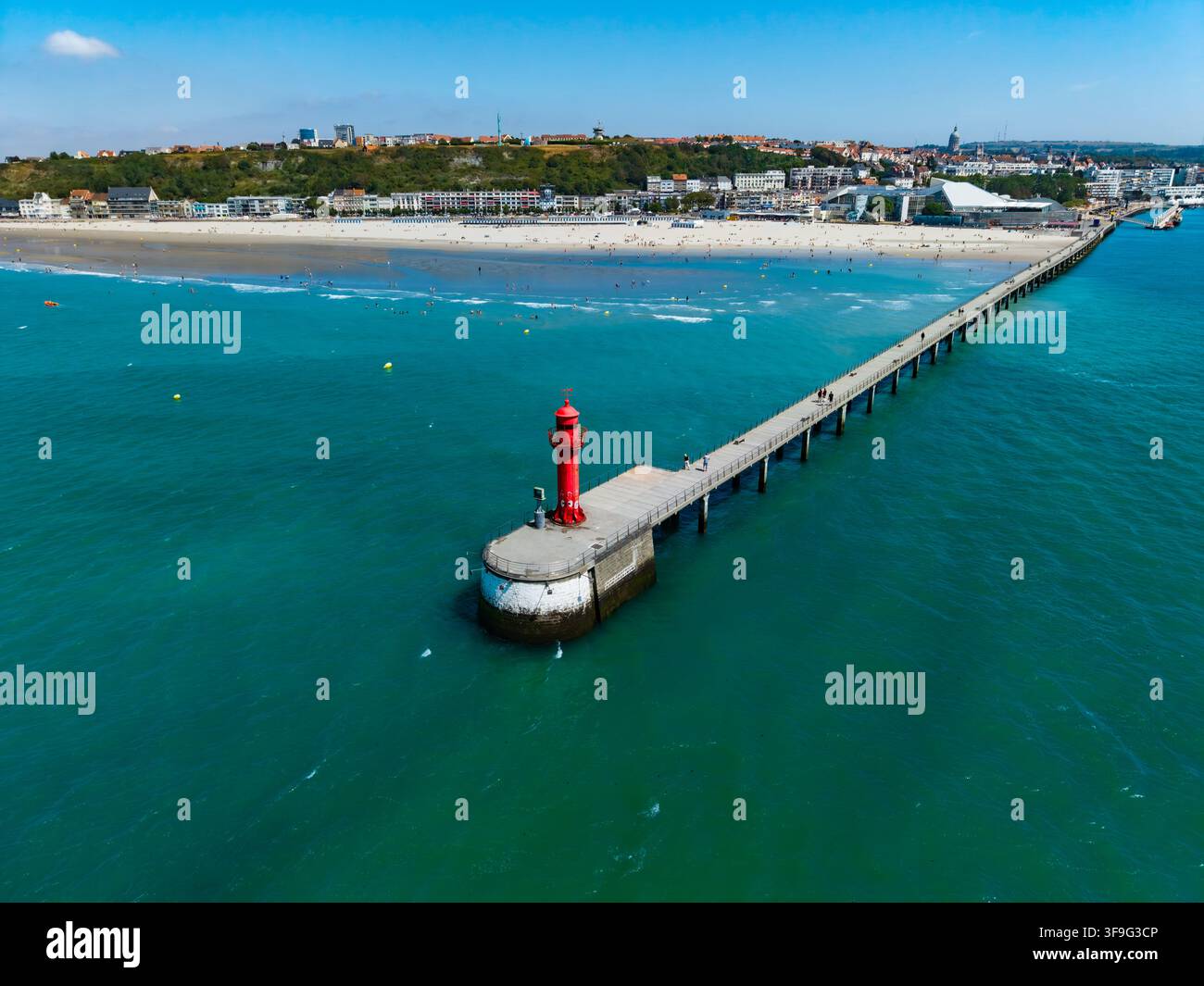 Vista aerea del faro rosso alla fine del molo nel porto di Boulogne-sur-Mer con la spiaggia sabbiosa e lo skyline della città di Boulogne-sur-Mer, Ha Foto Stock