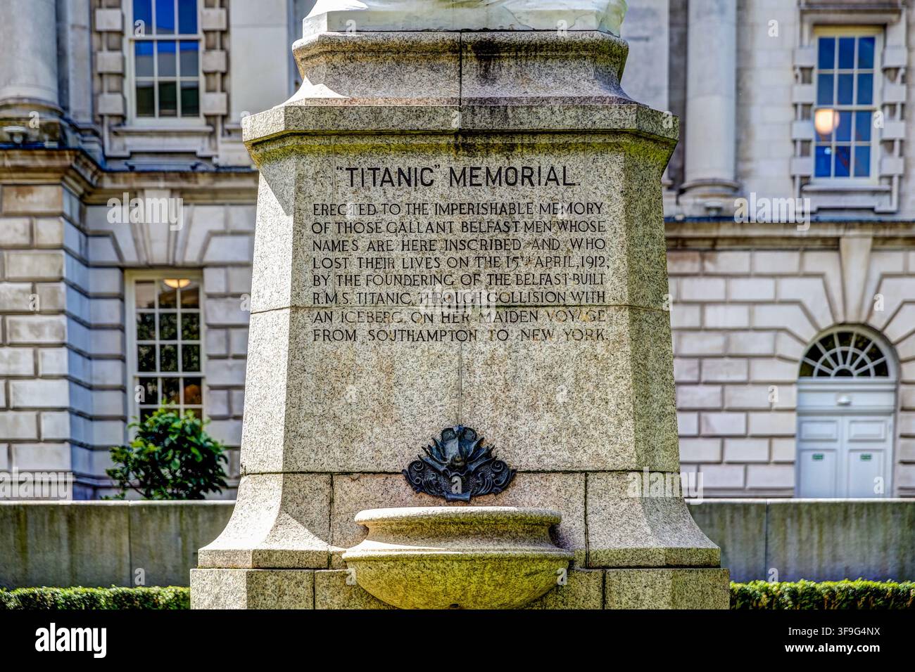 Il Memoriale del Titanic nel terreno del Municipio di Belfast commemora coloro che morirono nell’affondamento del RMS Titanic. Foto Stock