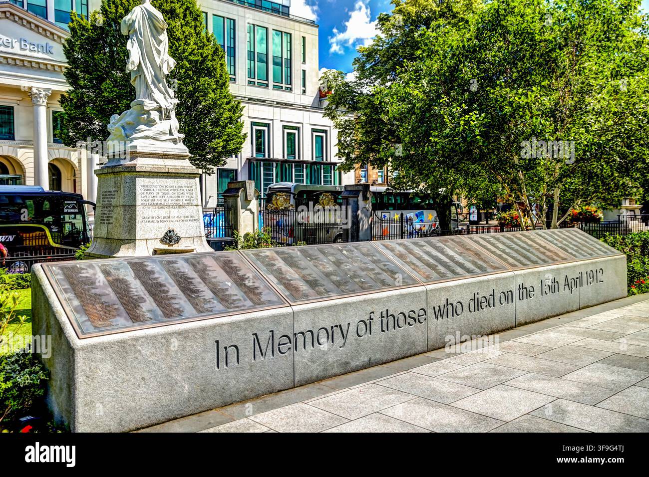 Il Memoriale del Titanic nel terreno del Municipio di Belfast commemora coloro che morirono nell’affondamento del RMS Titanic. Foto Stock