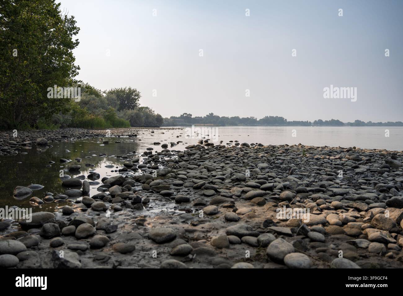 Costiera rocciosa con grandi pietre e massi lungo le rive del fiume Spokane a Spokane, Washington. Foto Stock