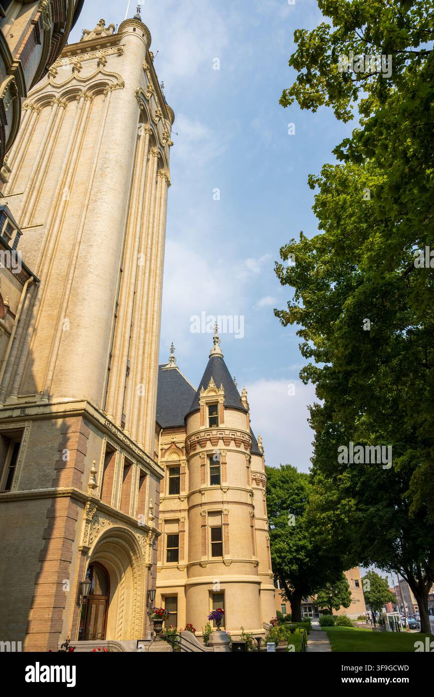 Torre centrale iconica e architettura in stile revival rinascimentale francese del tribunale storico della contea di Spokane a Spokane, Washington Foto Stock