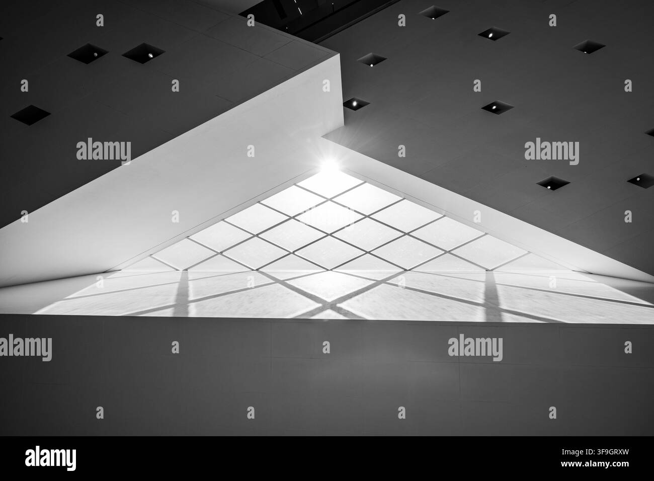 Soffitto geometrico minimale con lucernario che crea uno sfondo di architettura moderna astratta Foto Stock