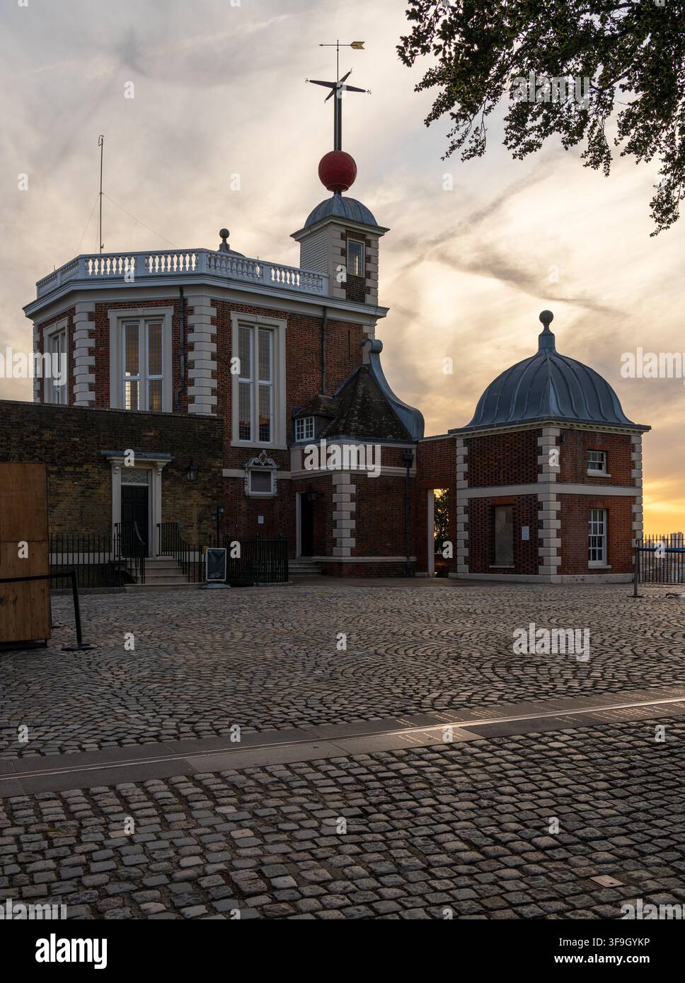 La storica Flamsteed House si trova presso il Royal Observatory di Greenwich e offre una vista sulla linea del meridiano fondamentale nel sud di Londra. Foto Stock