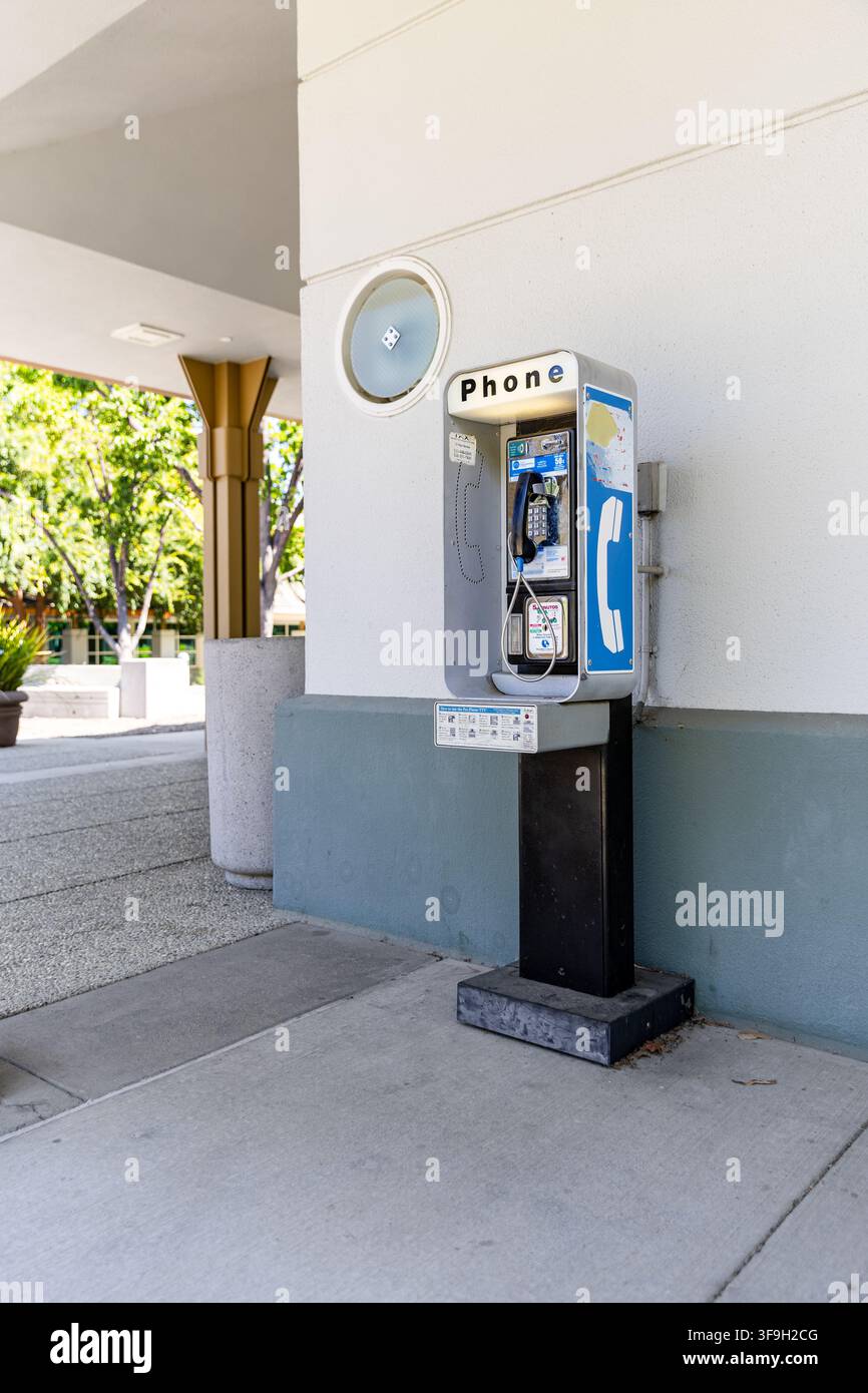 Ivermore, CA - 9 agosto 2026: Telefono pubblico installato per uso comunitario, rappresentante l'infrastruttura telecommunicativa tradizionale e un aumento Foto Stock