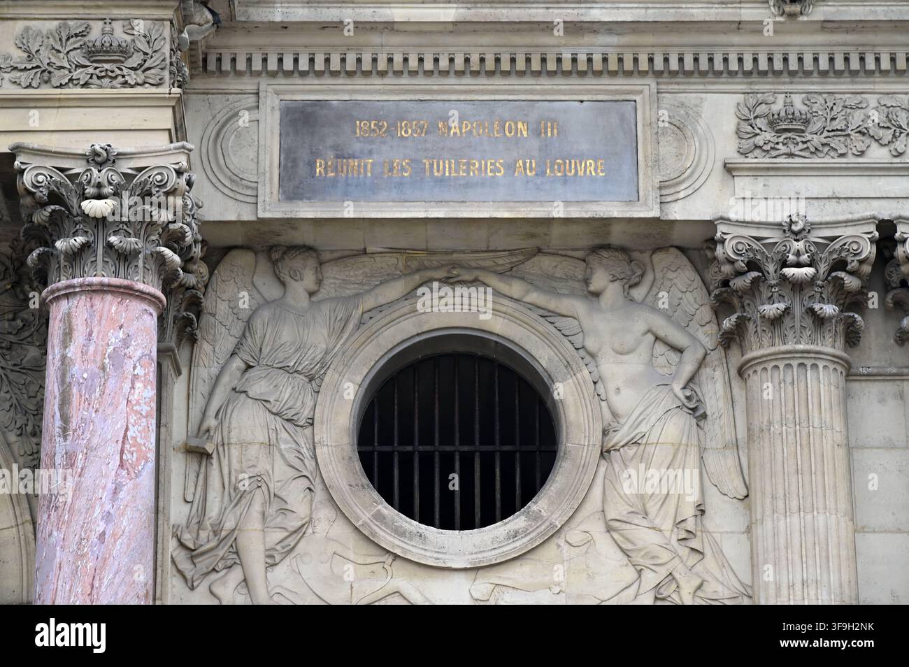 PARIGI - 30 NOV 2022: Insegna di Napoleone III (Charles Louis Napoléon Bonaparte) sull'edificio del Museo del Louvre. Fu l'ultimo monarca di Francia come imperatore Foto Stock
