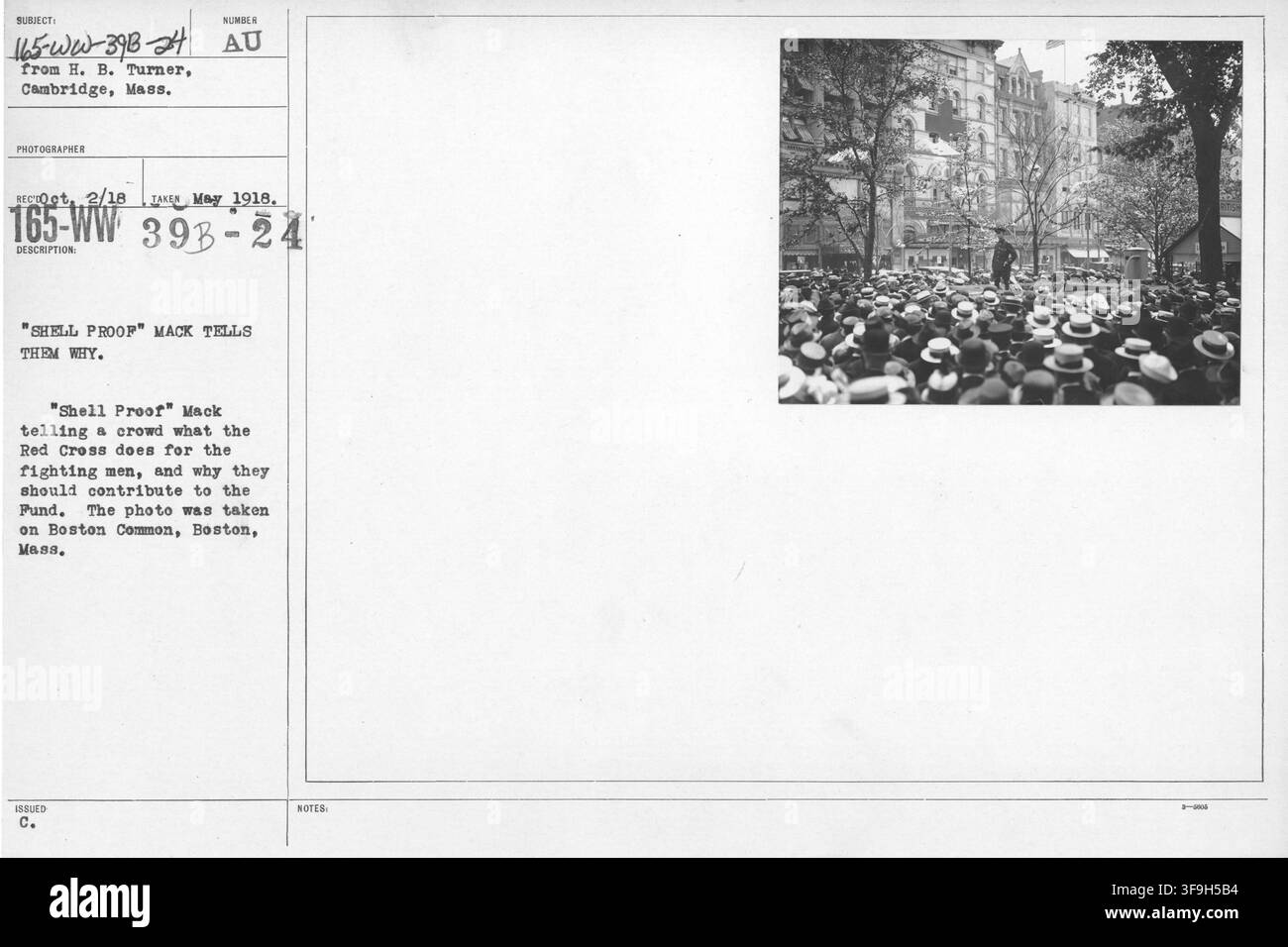 "Shell Proof" Mack, un rappresentante della Croce Rossa Americana, che parla a una folla su Boston Common, Boston, Massachusetts, sul lavoro dell’organizzazione con gli uomini combattenti e sull’importanza di contribuire al fondo, maggio 1918. Foto Stock