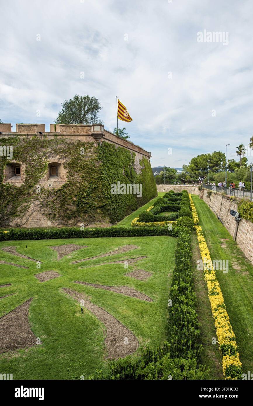 Castello di Montjuïc, antica fortezza militare sulla montagna di Montjuïc che si affaccia sulla città, Barcellona, Spagna Foto Stock