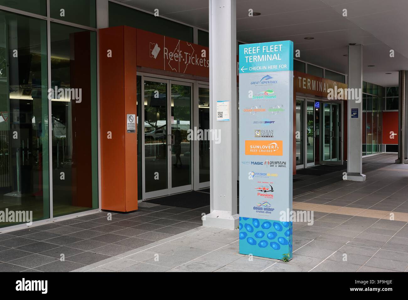 Un cartello indicativo posizionato fuori dal Reef Fleet Terminal e dagli uffici di prenotazione delle visite sul lungomare a Cairns, Queensland, Australia Foto Stock