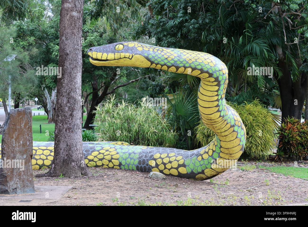 La scultura del serpente gigante Gubulla Munda, un'attrazione turistica colorata sul bordo della strada, al Plantation Park di Ayr, Queensland, Australia Foto Stock
