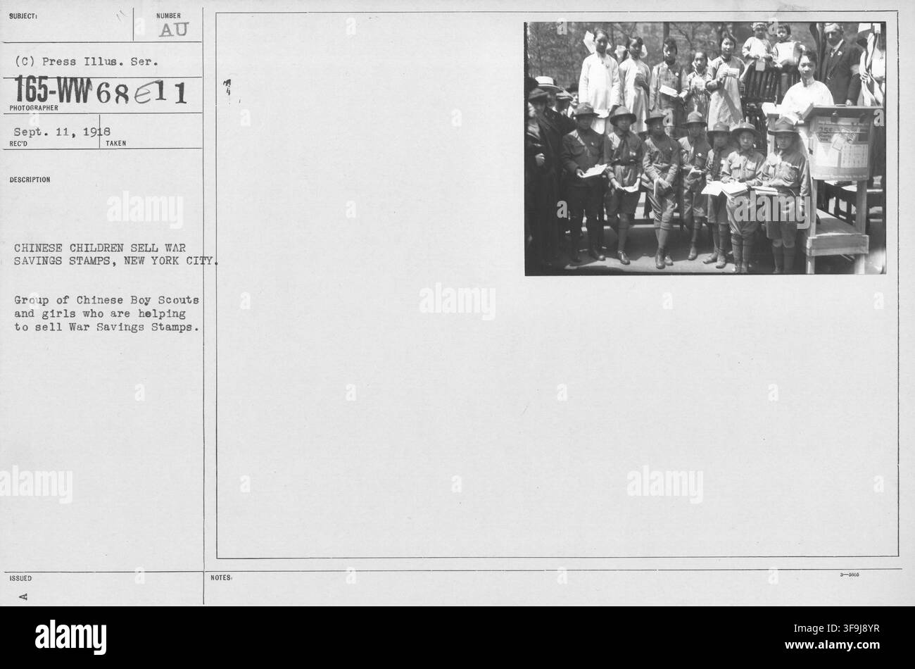 Scout cinesi e scoutine a New York City che vendono francobolli per il risparmio bellico durante la Prima Guerra Mondiale, come parte dello sforzo bellico. Foto Stock
