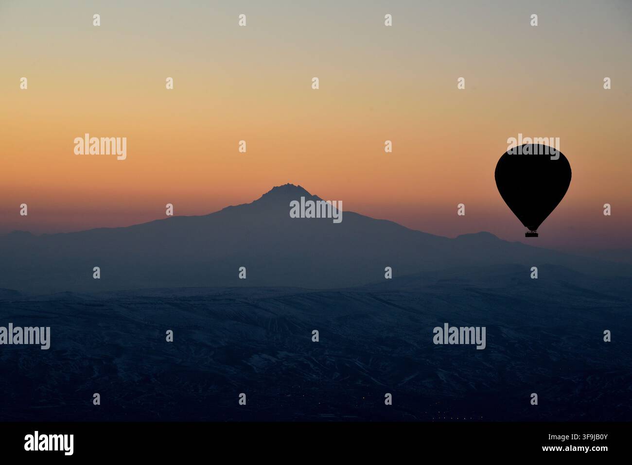 Mongolfiera che decolla a Cappadocia, Turkiye Foto Stock