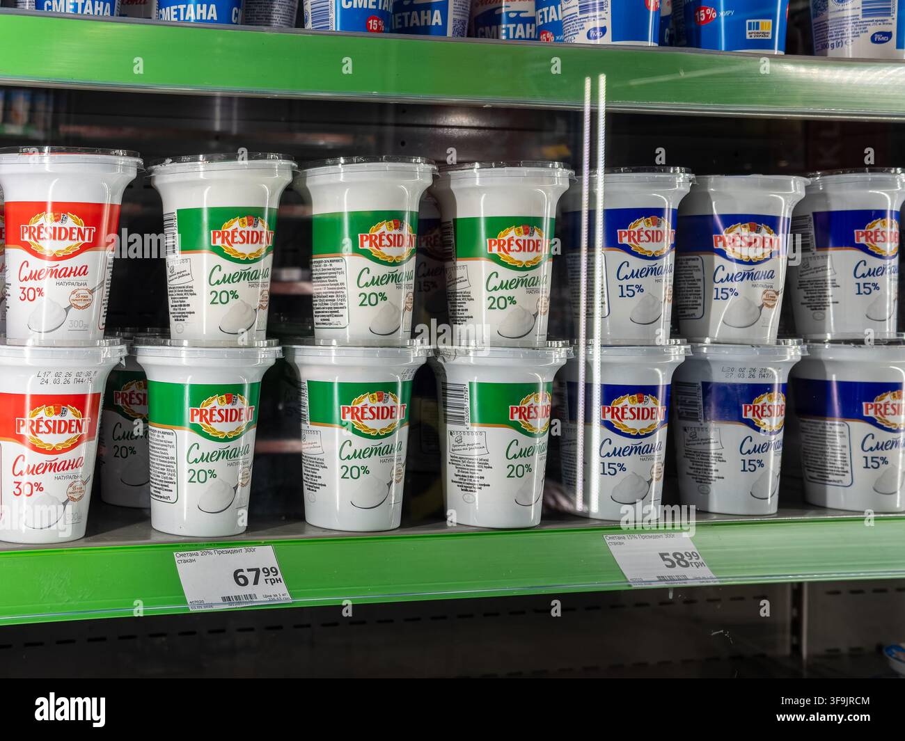 Kyiv, Ucraina – 14 marzo 2026: contenitori di panna acida del Presidente disposti su scaffali refrigerati, che mostrano le opzioni di prodotti caseari disponibili per i consumatori Foto Stock