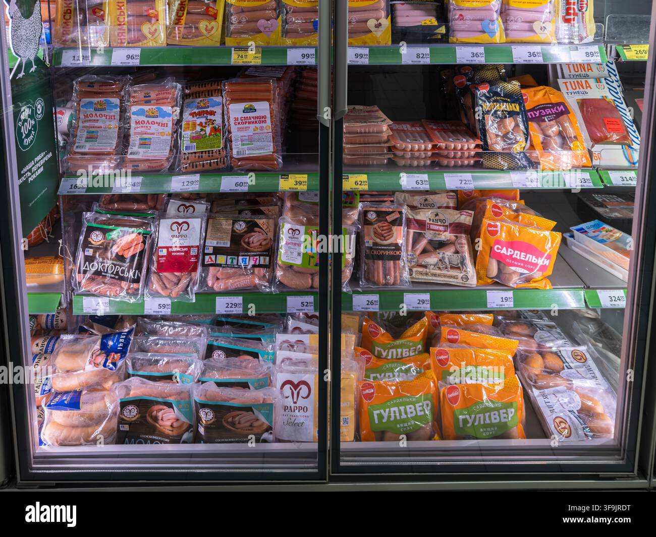 Kiev, Ucraina - 14 marzo 2026: Prodotti carnici di farro disposti all'interno di una vetrina frigorifera commerciale in un supermercato per evidenziare la varietà nelle confezioni Foto Stock