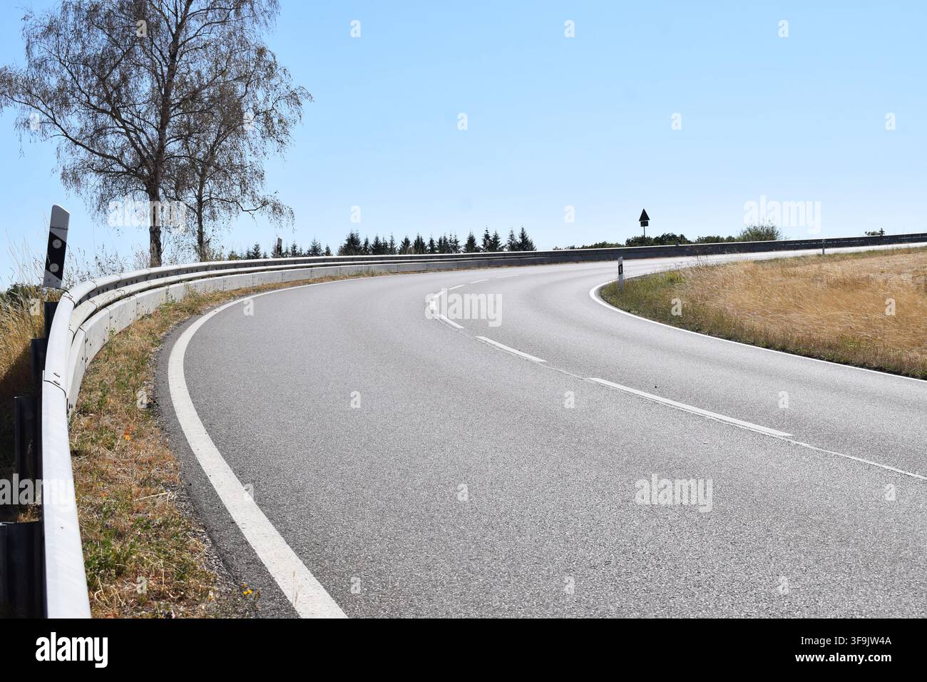 Strada di campagna in un'ondata di caldo Foto Stock