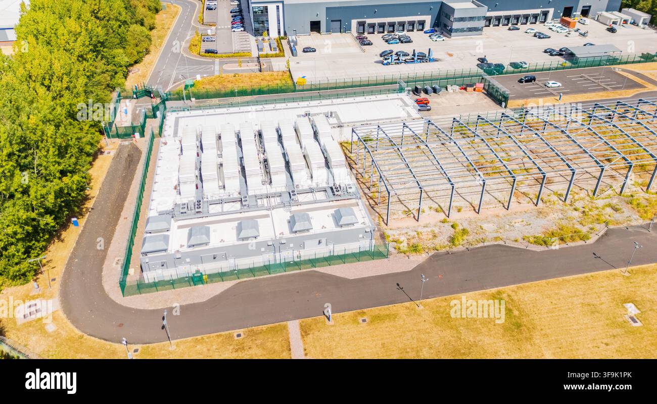 Vista aerea distante di un moderno centro di elaborazione dati e dell'infrastruttura di raffreddamento industriale a Birmingham, UK, situata vicino ad altre unità industriali moderne Foto Stock
