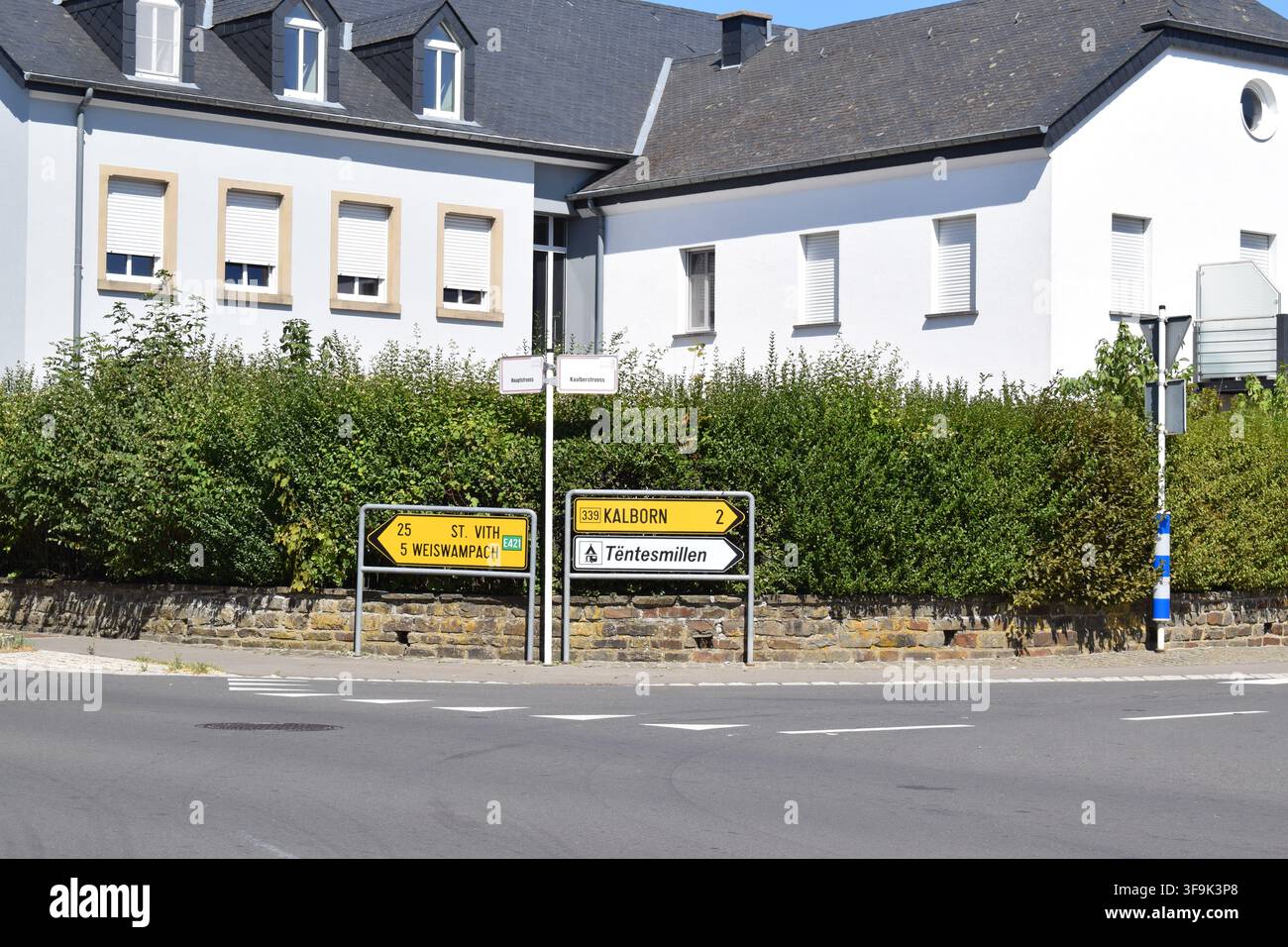 Segnale stradali transfrontalieri nel nord del Lussemburgo Foto Stock