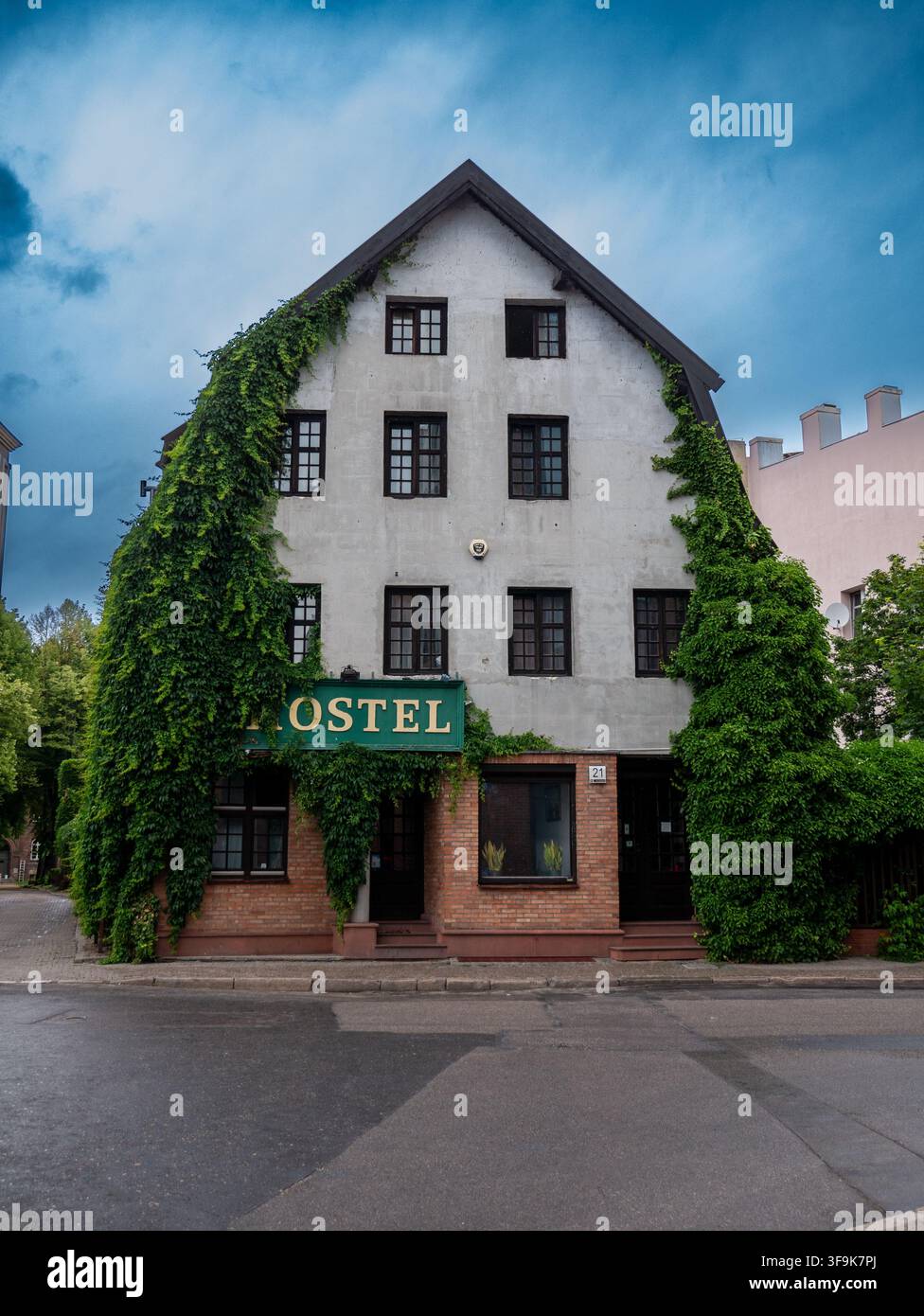 Edificio tradizionale di ostello con una facciata ricoperta di edera verde nella città di Danzica, Polonia. Foto Stock