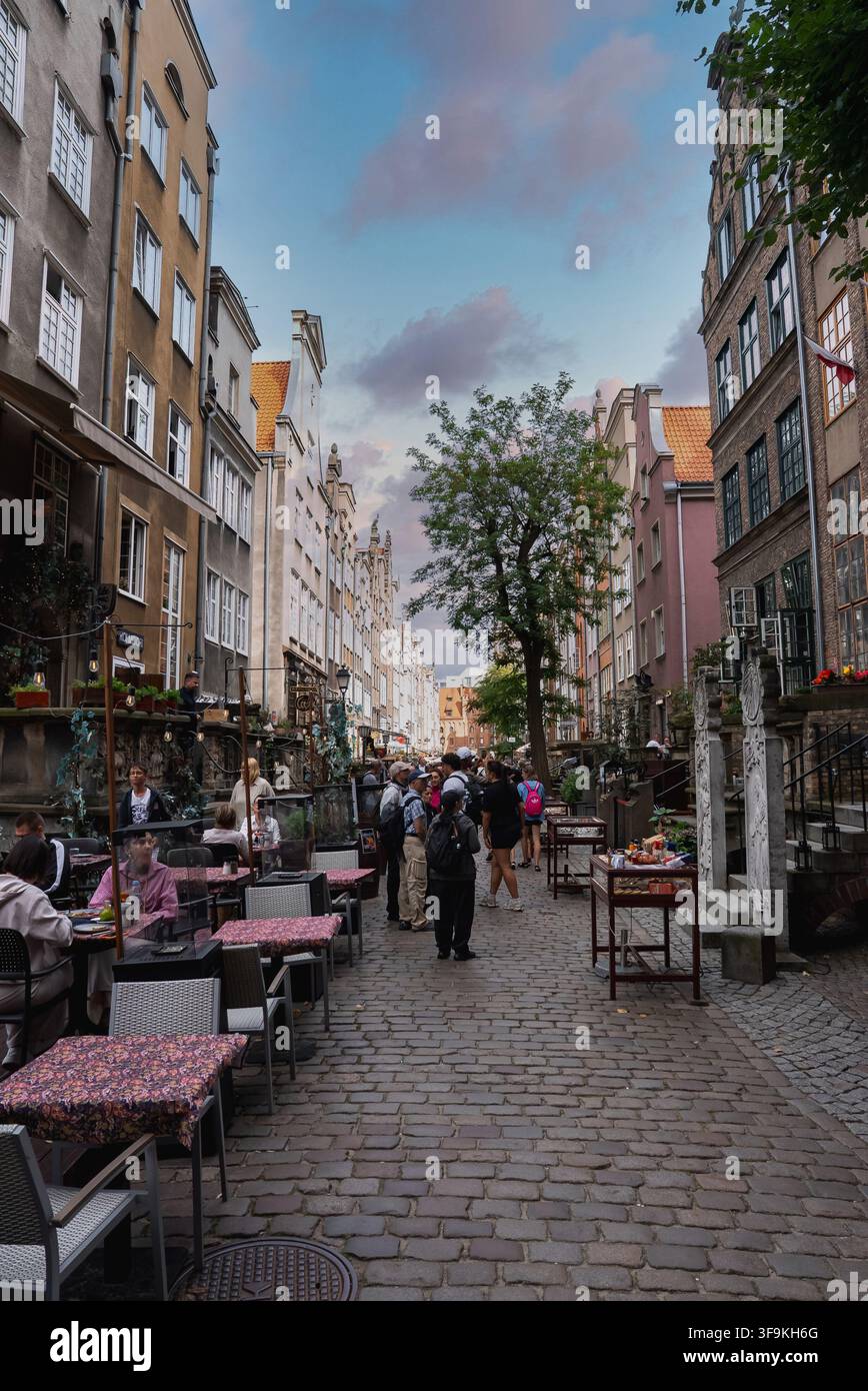 I pedoni camminano lungo la storica via Mariacka a Danzica, Polonia Foto Stock
